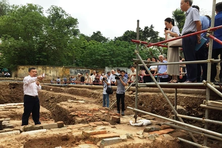 Các nhà khoa học khảo sát hiện trường hố khai quật khảo cổ. 