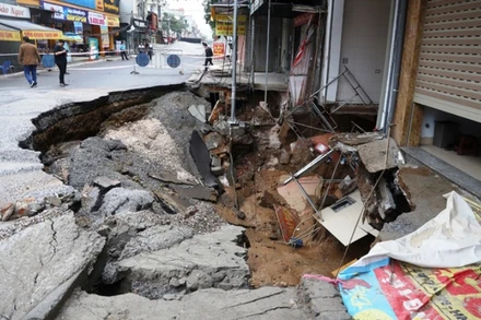 Hiện trường hố sụt. (Ảnh: Lê Phú)