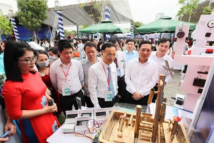 Các đại biểu tham quan gian hàng trưng bày tại ngày hội.