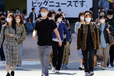 Người dân Tokyo (Nhật Bản) đeo khẩu trang khi ra đường. (Ảnh: Getty Images)