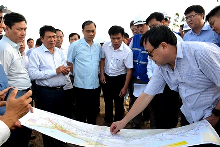 Đoàn công tác Quốc hội đi khảo sát hiện trường tại một số gói thầu thi công dự án; một số mỏ có khả năng cung cấp nguồn vật liệu đất đắp cho dự án.