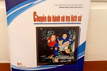 Bìa sách “Chuyến du hành vũ trụ lịch sử”.