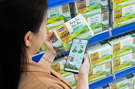 Người tiêu dùng scan QR code để tìm kiếm thông tin về Sữa tươi Vinamilk Green Farm.