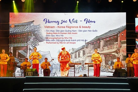 Chương trình biểu diễn nghệ thuật trong đêm khai mạc “Những ngày văn hóa Hàn Quốc tại Quảng Nam, Hội An 2021”.