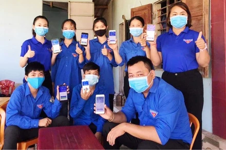 Cài đặt ứng dụng Bluezone, một trong những công cụ số hiệu quả.