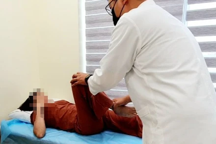 Trước mổ, khớp háng phải của bệnh nhân bị khóa chặt không thể xoay chuyển.