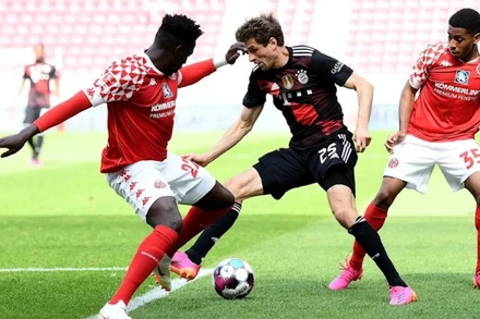 Bayern Munich (áo đen) lỡ cơ hội vô địch sớm sau trận thua sốc trước Mainz. (Ảnh: FC Bayern Munich)