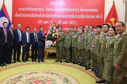 Trung tướng Kongthong Phongvichit vui mừng đón nhận những lẵng hoa tươi thắm, đầy tình hữu nghị tại buổi tiếp, ngày 2-4.