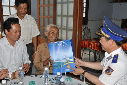 Đại diện Bộ Tư lệnh Cảnh sát biển Việt Nam thăm, tặng quà cho Bà Mẹ Việt Nam anh hùng tại xã Gia Thuận, huyện Gò Công Đông (Tiền Giang).