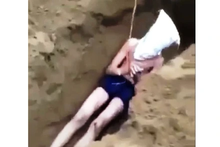 Nạn nhân bị đẩy xuống hố rồi lấp đất.