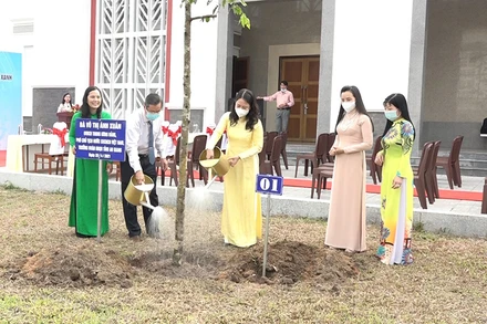 Phó Chủ tịch nước Võ Thị Ánh Xuân trồng cây xanh tại Khu hành chính UBND TP Long Xuyên.