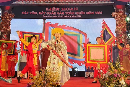 Các nghệ nhân, diễn viên tỉnh Vĩnh Phúc trình diễn giá Chúa bà đệ nhất Tây Thiên.