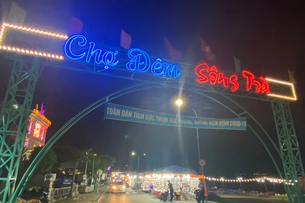 Chợ đêm Sông Trà - một trong những điểm du lịch ưa chuộng của du khách khi đến Quảng Ngãi.