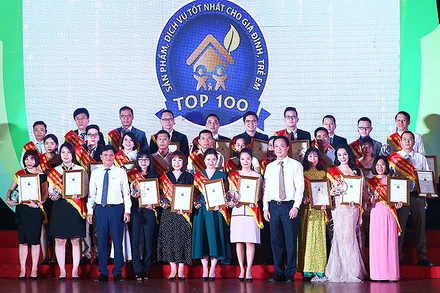 Ban Tổ chức chương trình trao Chứng nhận "Top 100 - Sản phẩm, dịch vụ tốt nhất cho gia đình và trẻ em" lần thứ 6 tặng các doanh nghiệp xuất sắc vào năm 2019. 