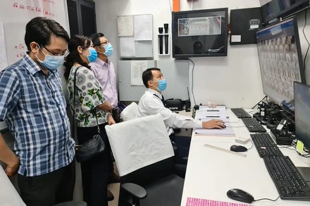 Đoàn kiểm tra làm việc tại một khu cách ly có trả phí. (Ảnh: HCDC)