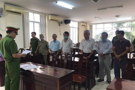 Cơ quan điều tra đọc lệnh bắt giữ sáu đối tượng.