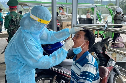 Nhân viên Trung tâm Y tế TP Phú Quốc lấy mẫu tại bến tàu cao tốc.
