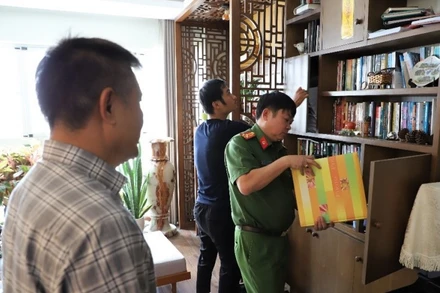 Lực lượng công an khám xét nhà Trần Huy Lập. 