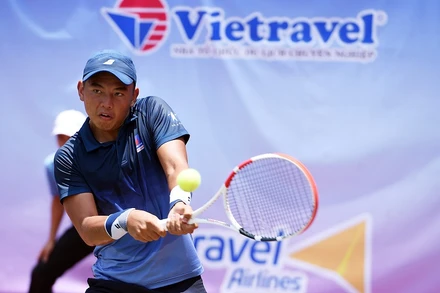 Hoàng Nam có chiến thắng chóng vánh trong ngày ra quân để giúp đội Hải Đăng 1 lọt vào tứ kết nội dung đồng đội nam. (Ảnh: VTF)