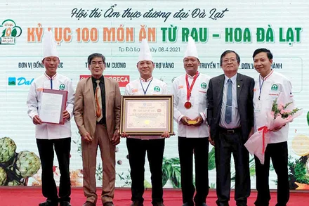 Tổ chức Kỷ lục Việt Nam xác lập lỷ lục “Chế biến và công diễn các món ăn từ rau, củ, quả và hoa Đà Lạt cùng lúc nhiều nhất tại Việt Nam”.