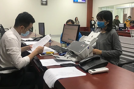 Người dân làm thủ tục BHXH tại Trung tâm hành chính công tỉnh Hải Dương (Ảnh minh họa: MẠNH MINH).