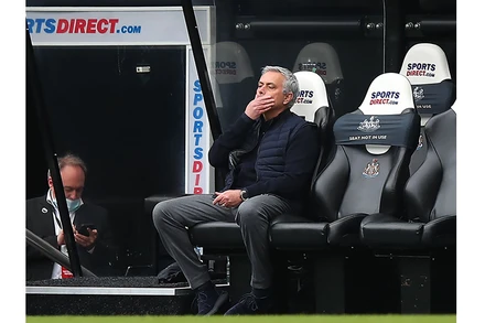 HLV Jose Mourinho thẫn thờ sau khi Tottenham lại đánh rơi chiến thắng. (Ảnh: Getty Images)