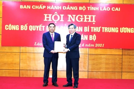 Phó Ban Tổ chức T.Ư Nguyễn Quang Dương trao Quyết định điều động của Ban Bí thư T.Ư cho đồng chí Hoàng Giang, giữ chức Phó Bí thư Tỉnh ủy Lào Cai, nhiệm kỳ 2020-2025.