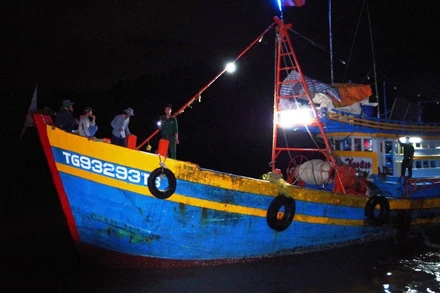 Lực lượng biên phòng áp giải tàu chở đối tượng giết người vào bờ, xử lý theo quy định.