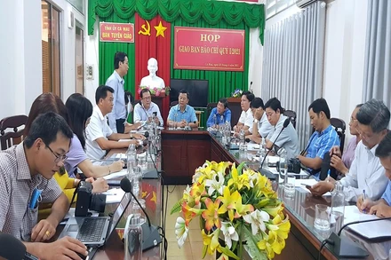 Họp giao ban báo chí chiều 23-4. 