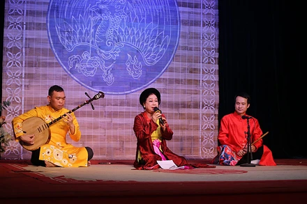 Các nghệ sĩ âm nhạc truyền thống trình diễn ngâm Kiều.