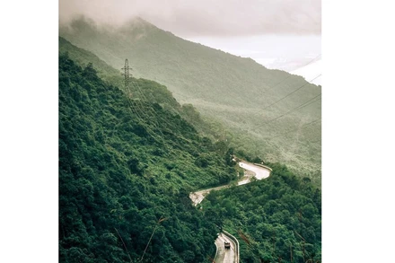 Đèo Hải Vân của Việt Nam đứng thứ 4 trong danh sách các tuyến đường đẹp nhất thế giới cho các lái xe. Đây cũng là điểm đoàn tàu Thống Nhất đi qua trên hành trình băc-nam vốn được chuyên trang CN Traveller đưa vào danh sách 10 tuyến tàu đẹp nhất thế giới. (Ảnh: Gaia Amaranta).