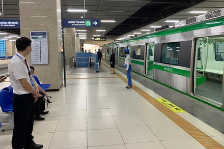 Tàu điện đỗ tại ga Cát Linh.