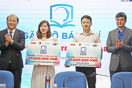 Ban Tổ chức trao kinh phí hỗ trợ tặng hai công trình “Ứng dụng tư vấn hướng nghiệp JobWay” và “Sáng chế thiết bị thí nghiệm vật lý phổ thông mới”, đã giành giải cao tại chương trình năm vừa qua. 