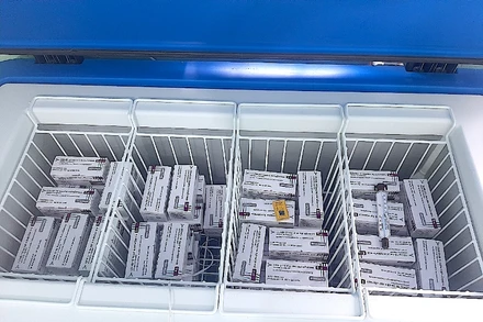 Lô vaccine phòng Covid-19 đầu tiên được tiếp nhận và bảo quản tại CDC Cà Mau.