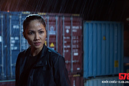 H' Hen Niê dầm mưa trong cảnh quay tại bến cảng.