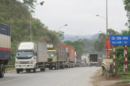 Xe chở hàng nông sản đang chờ làm thủ tục xuất khẩu sang cửa khẩu quốc tế Hữu Nghị.
