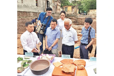 Các nhà khoa học thảo luận về những hiện vật khảo cổ tại Hoàng thành Thăng Long.