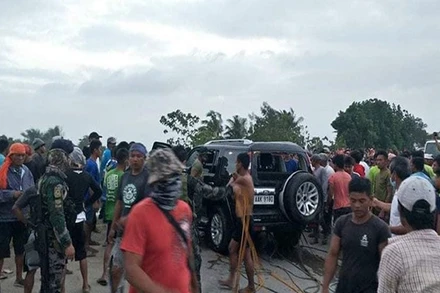 Nhiều người tới hiện trường vụ tai nạn. (Ảnh: CNN)