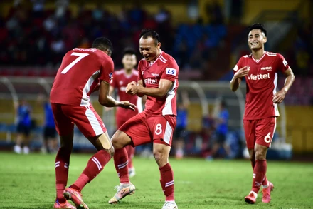 Trọng Hoàng ăn mừng sau khi ghi bàn thắng thứ hai vào lưới CLB Sài Gòn. 