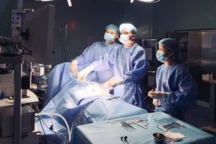 TS, BS Trần Anh Quỳnh phẫu thuật cho bệnh nhi.