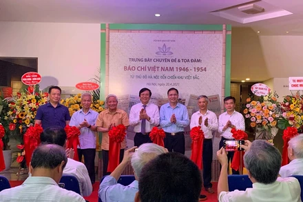 Các đại biểu cắt băng khai mạc trưng bày và tọa đàm.