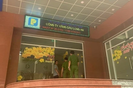 Cảnh sát vào bên trong tòa nhà Petrolimex Long An.