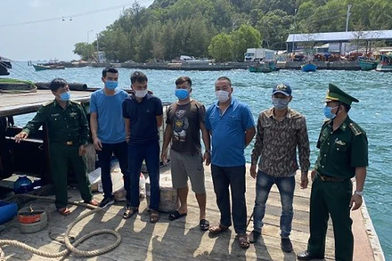 Các đối tượng xuất cảnh trái phép bị lực lượng Đồn Biên phòng Cửa khẩu Cảng An Thới - Phú Quốc phát hiện ngày 14-3-2021. (Ảnh: AN DI)