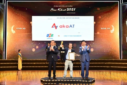 Ông Nguyễn Duy Vinh, Giám đốc sản phẩm akaAT, Tập đoàn FPT nhận giải top 10 Sao Khuê 2021.