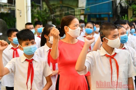 Cô trò Trường THCS Xã Đàn (Hà Nội) hát Quốc ca bằng ngôn ngữ ký hiệu (Ảnh: THUỶ NGUYÊN)