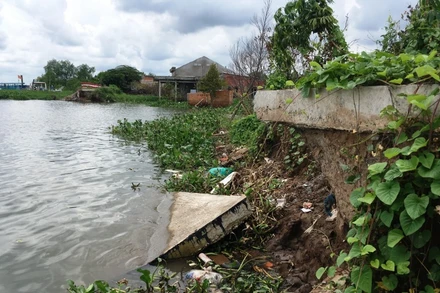 Công trình bờ kè chống sạt lở bị sạt lở khi chưa nghiệm thu.