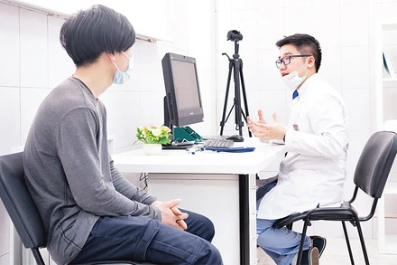 Bác sĩ Nguyễn Ðình Bảo, thành viên nhóm y tế tư vấn cho bà con người Việt tại Nga phòng, chống Covid-19.