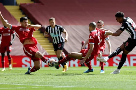 Pha bóng J. Willock (áo sọc, phải) gỡ hòa 1-1 cho Newcastle.