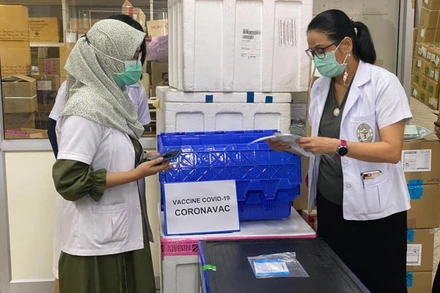 Nhân viên y tế Phuket tiếp nhận lô vaccine Covid-19 đầu tiên. (Ảnh: Phuketnews)