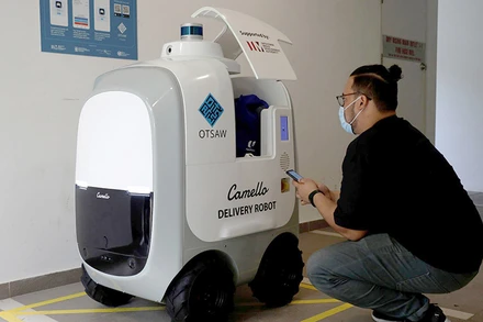 Sau mỗi chuyến giao hàng các robot này đều được khử trùng bằng tia cực tím. (Ảnh: Reuters)